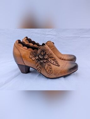 Women Mid Heel Pumps Round Toe Flower Leather Heels  Shoes Sz 38( US 7)
